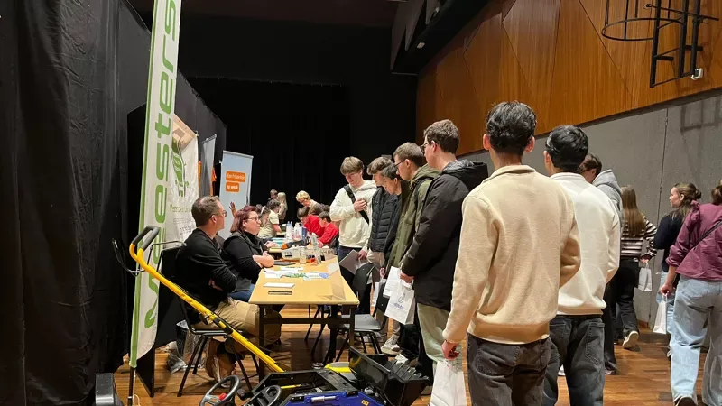 Studenten schuiven aan op de Dibbs Jobstudentenbeurs in Bilzen-Hoeselt